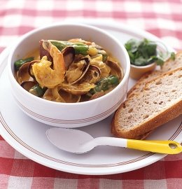 フライパンひとつでできるエスニックご飯！アサリとエビのココナツミルクカレー