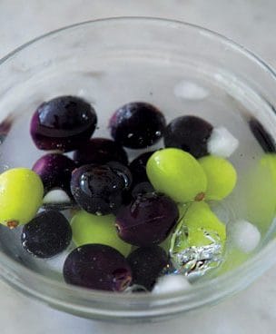 ブドウは熱湯でさっとゆで、すぐに氷水に取りましょう