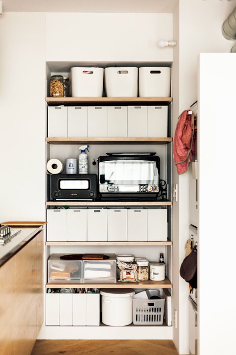 壁の厚さを生かして造作したニッチ