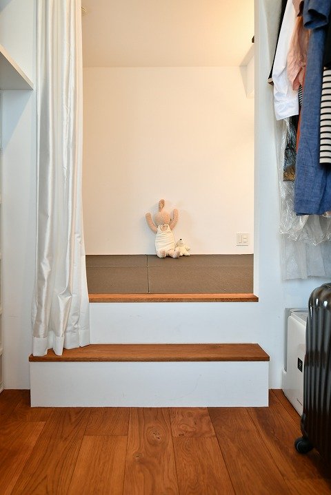 ウォークインクローゼットから見た寝室