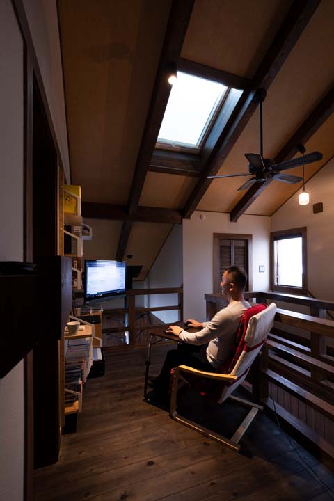 勾配天井に設けた天窓から光が降り注ぐライブラリー