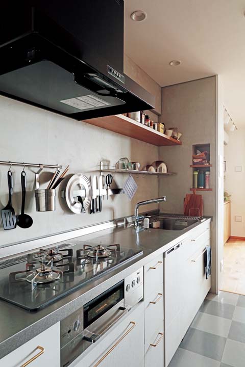 ステンレスワークトップの壁付けキッチン