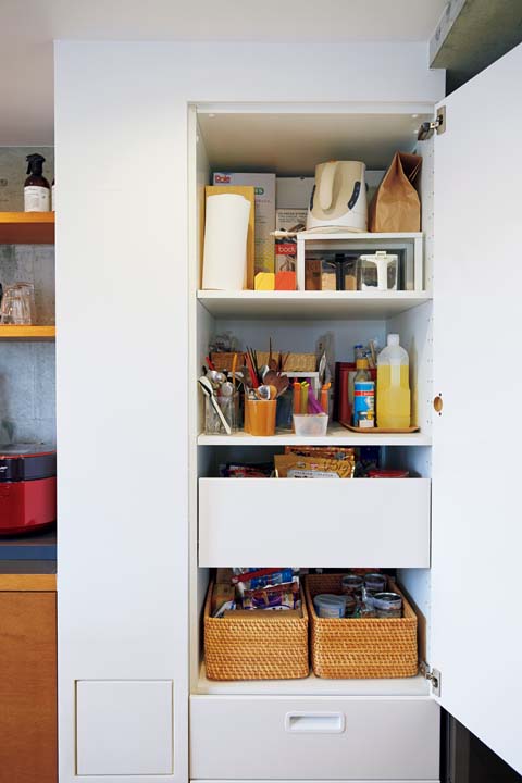 パイプスペースになじませて設けたキッチンのパントリー