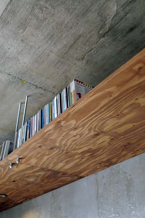 天井近くに造作したCDなどの収納棚