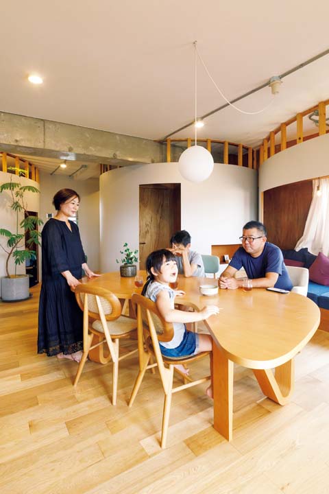 ダイニングでくつろぐYさん家族