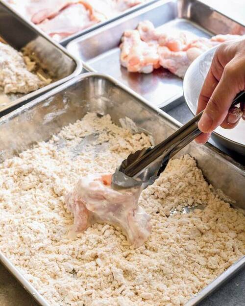 バットに小麦粉トング