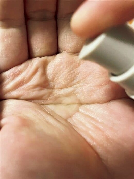 発酵導入美容液を手に出すところ