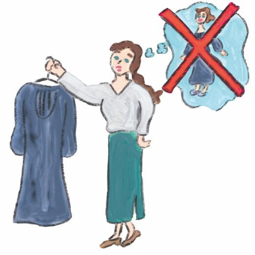 洋服を手にしている女性