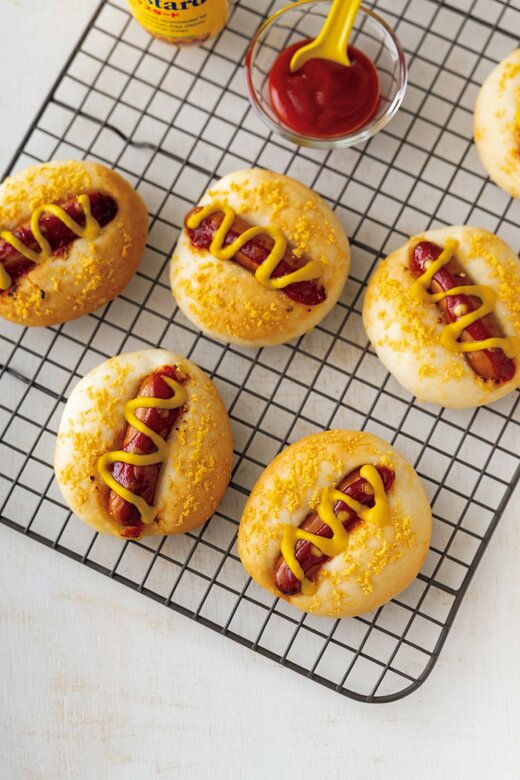 並んでいるパリうまソーセージパン