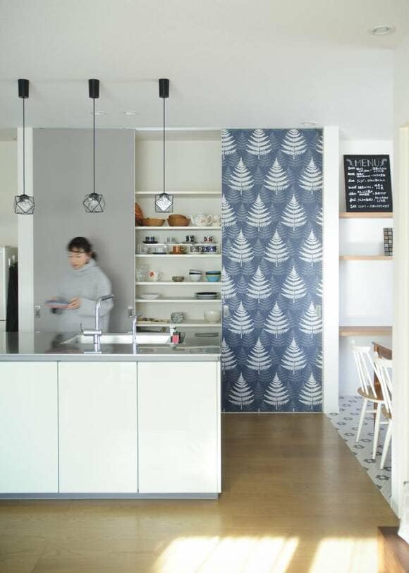 キッチンに女性