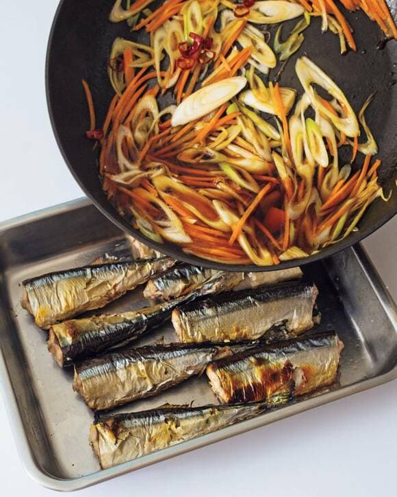 サンマにタレをのせる