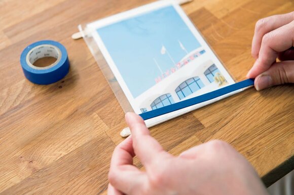 青いマスキングテープでくるむ