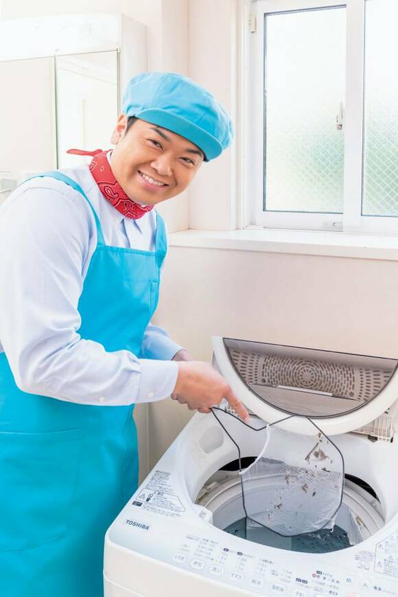 洗濯機とエプロン男性