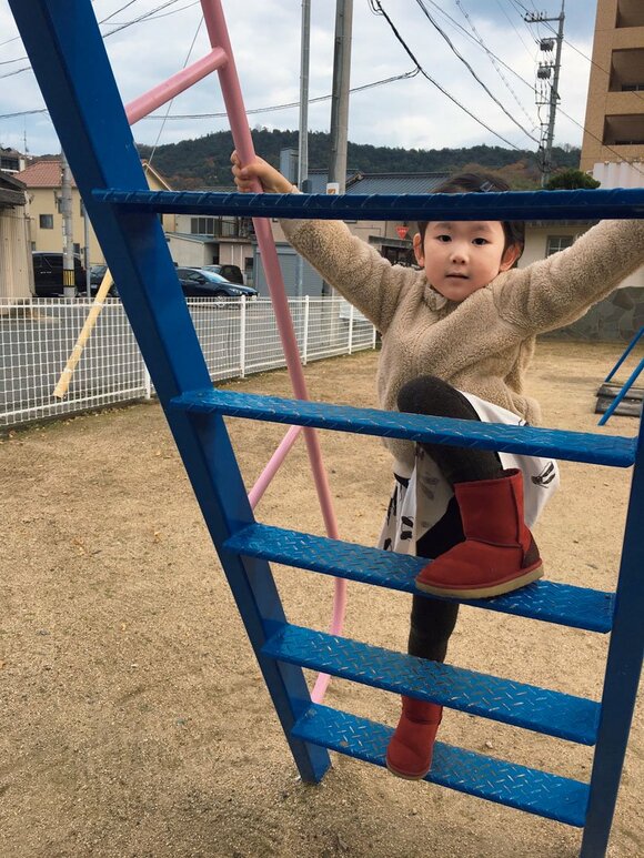 子どもに近づいてみる