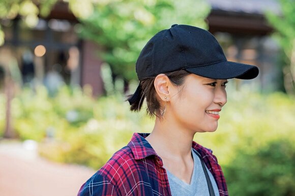 黒キャップ女性
