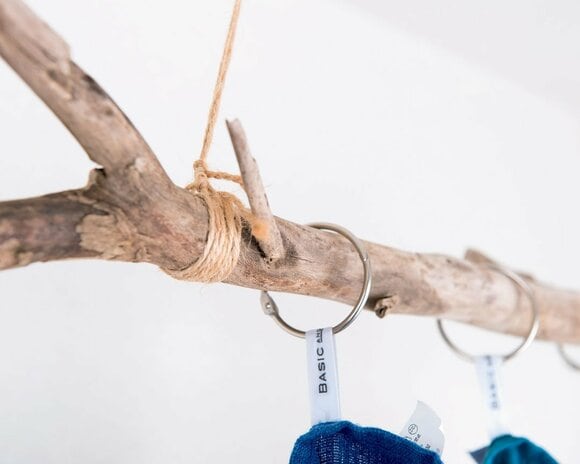 クロスのループをカードリングに通して流木につるすだけ