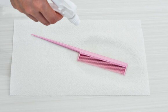 ヘアブラシにスプレー