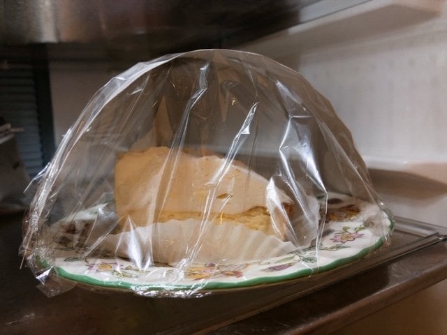 ケーキの上の仕切りにラップをかぶせる