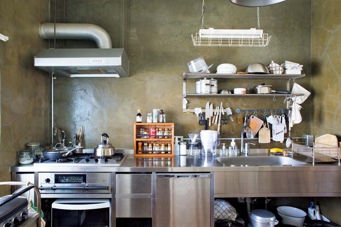 壁をグレーに塗装したキッチン