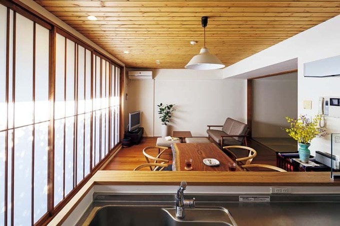 キッチンから隣接の和室まで見渡せるリビングダイニング