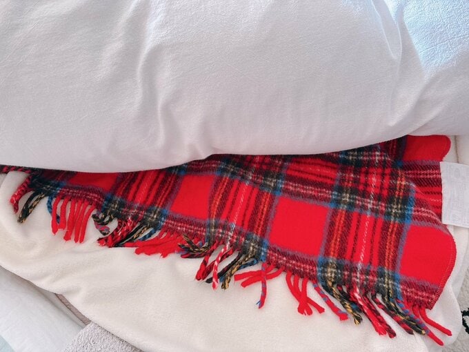 写真:電気ひざかけをふとんとタオルケットの間にはさむ