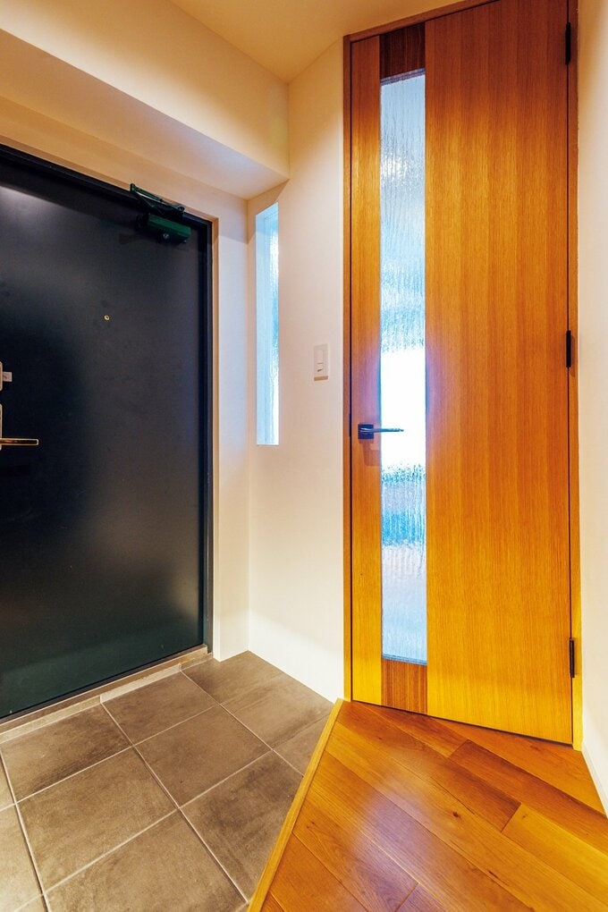 スリット入りのドアやスリット窓のおかげで、暗かった玄関にも光が届く