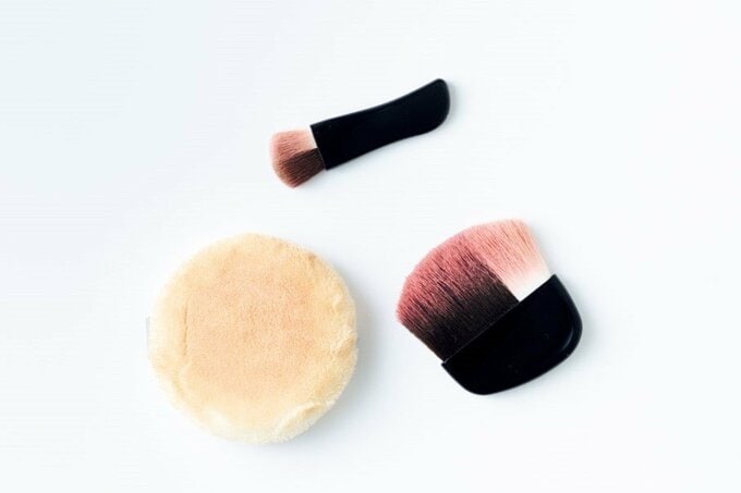 汚れたパフとブラシ