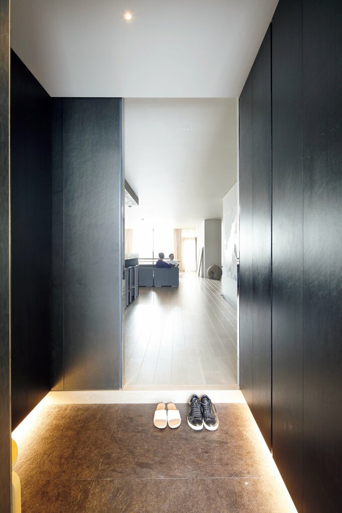 両サイドに収納がある玄関