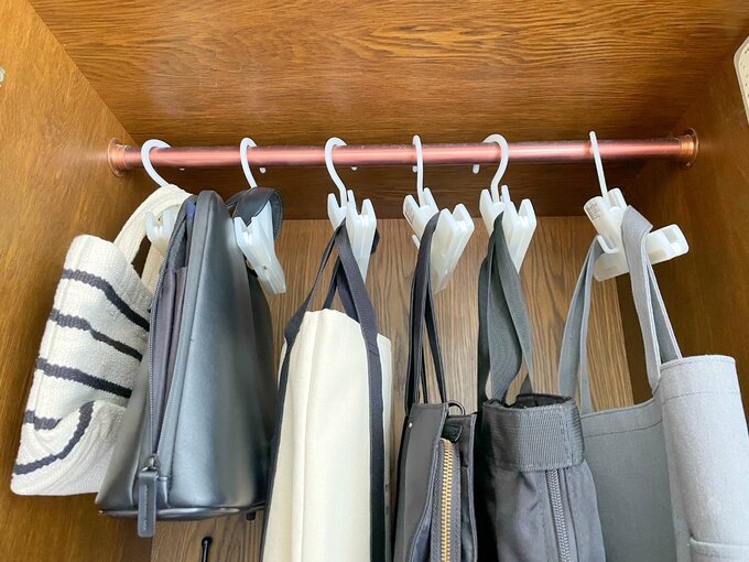 カジュアルなバッグをつるす