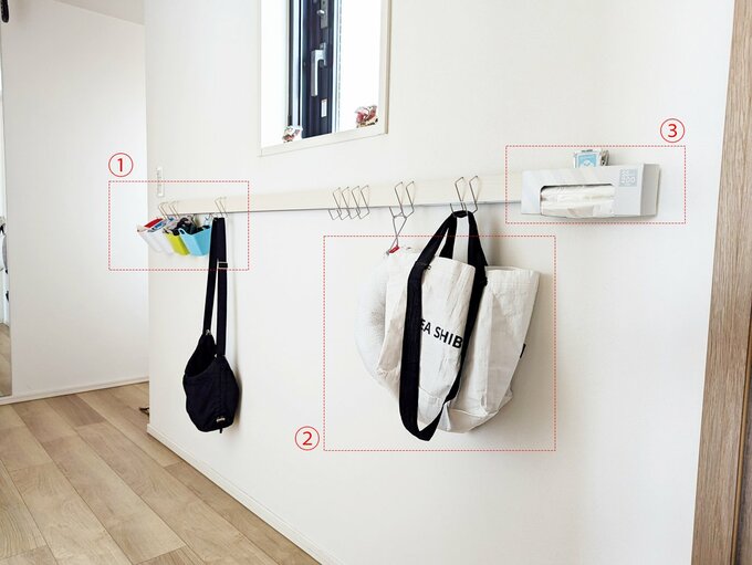 外出時に持っていくものをかけている玄関の長押