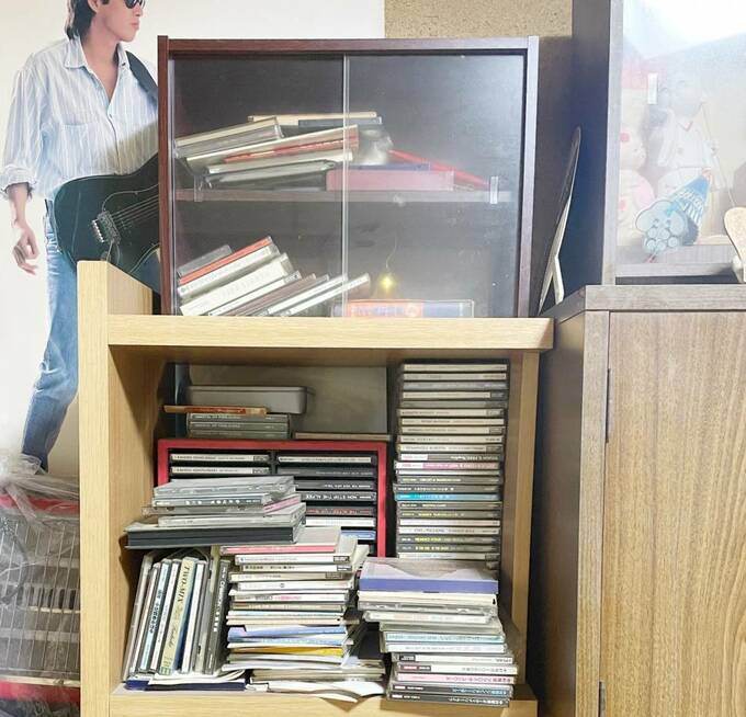 積み重ねられたたくさんのCDなど