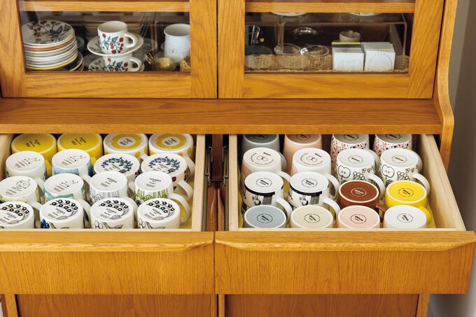 食器棚の引き出しに並べられたカップ