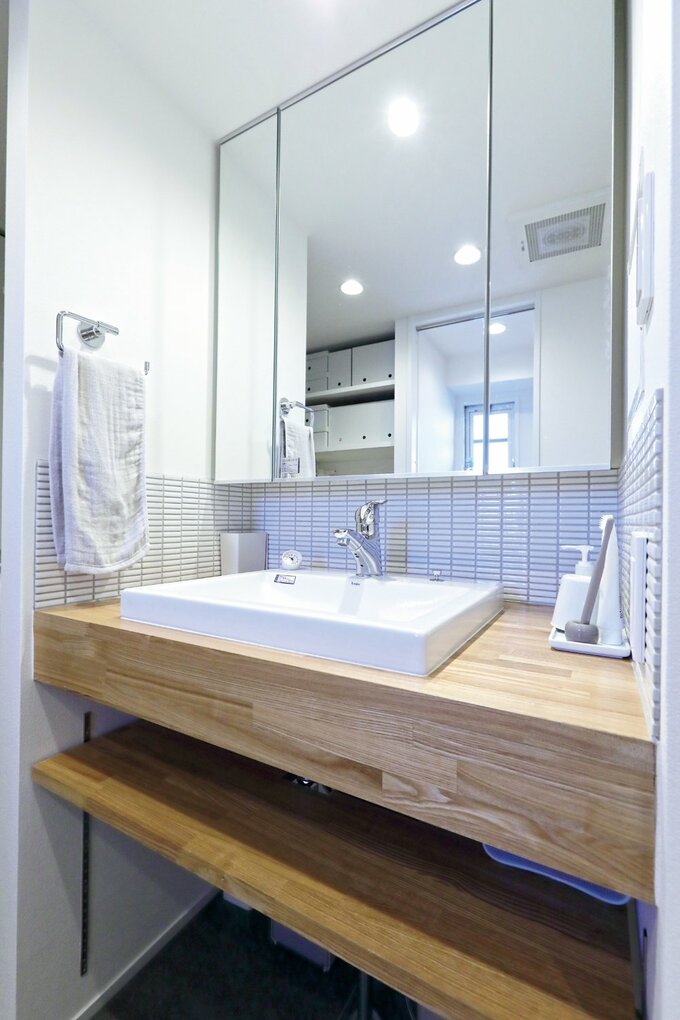 スクエア型の洗面ボウルが目を引くオリジナルの洗面化粧台