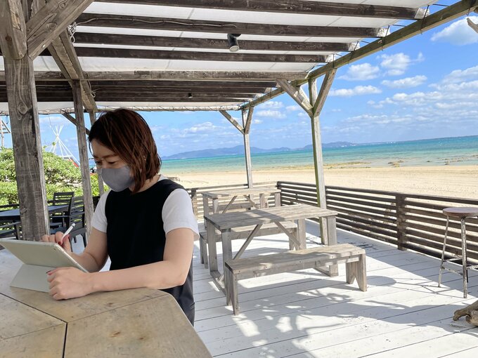 テレワーク中の女性