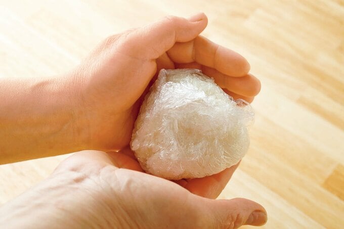 おにぎりを握る