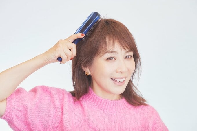 ブラッシングをする女性