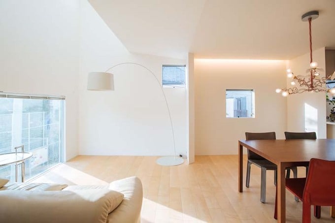 ランダムに配されたLDKの真四角の窓