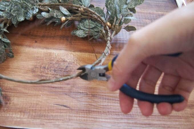 リースをペンチでカット