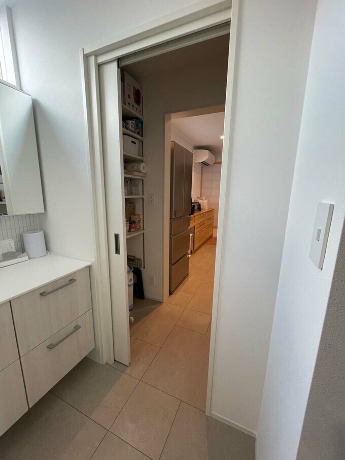 洗面所から見たパントリーとキッチン