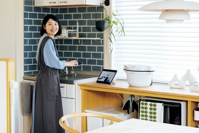 キッチンに女性が立っている