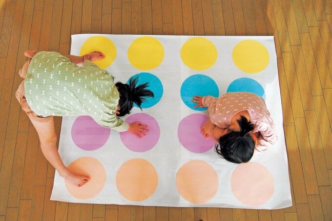 ツイスターをする子ども2人