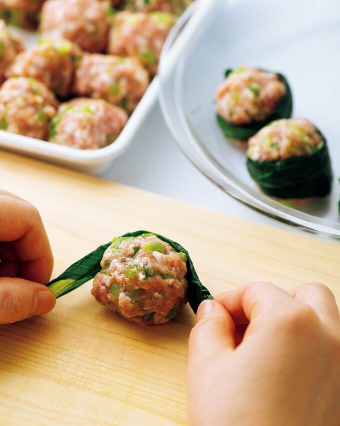 シューマイの皮をコマツナでアレンジ