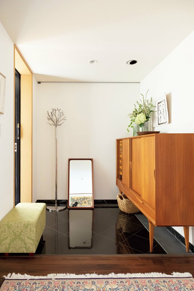 既存の靴箱を撤去してアンティークのキャビネットを置いた玄関