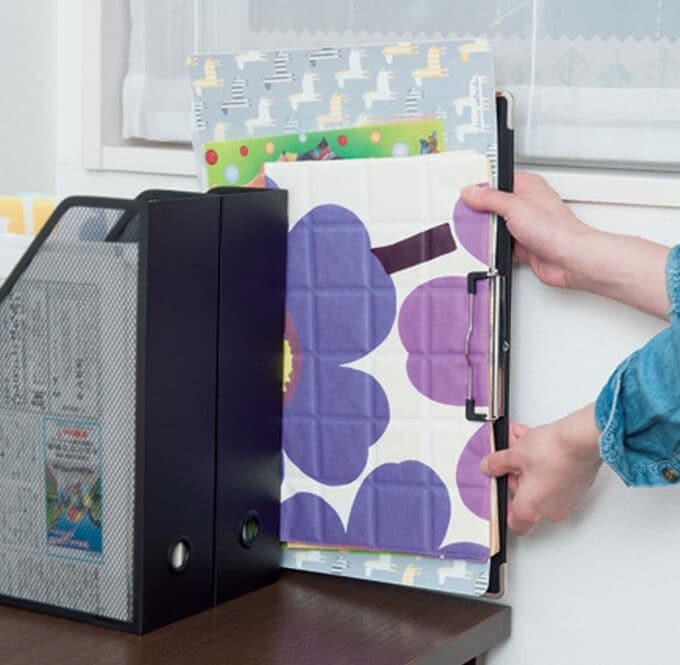 バインダーにはさんでパソコン用デスクに立てて保管