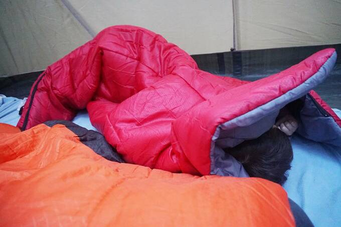 寝袋で寝る様子