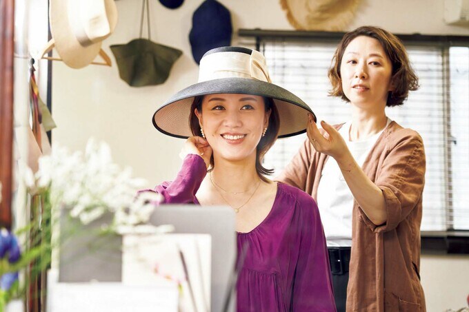 キャップをかぶる遼河はるひさん