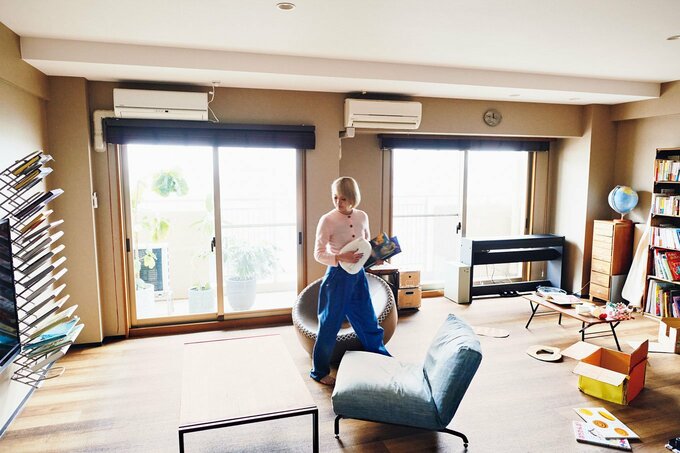 リビングに女性