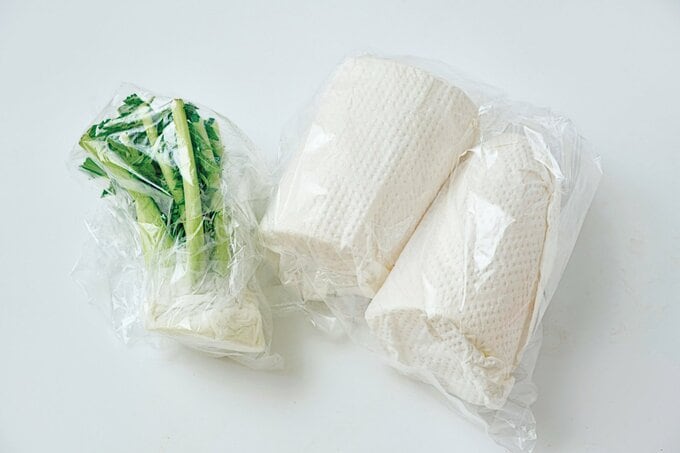 ペーパータオルで包みポリ袋に入れてられた大根