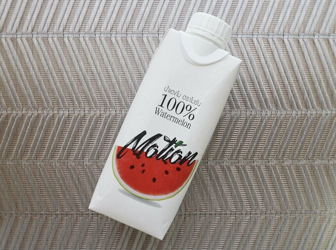 「【モーション】100％ウォーターメロンジュース」セール価格190円/税込 ※ 2025年6月28日10時までの価格 内容量：330ml 商品サイズ：140×50mm（紙パック） 100mlあたりの栄養成分表示：エネルギー35kcal、たんぱく質0.9g、脂質0.0g、炭水化物7.9g、食塩相当量0.0g