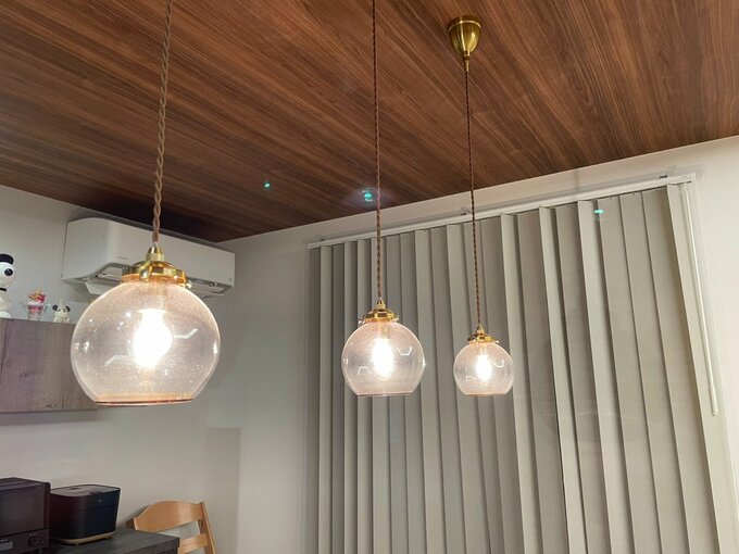 明かりのついたペンダントライト